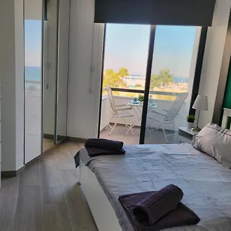 Prime Beachfront On Finikoudes Apartman Lárnaka