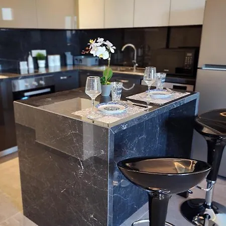 Prime Beachfront On Finikoudes Apartman *