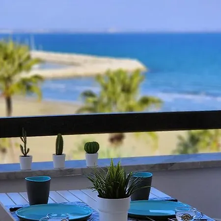 Prime Beachfront On Finikoudes * Ларнака