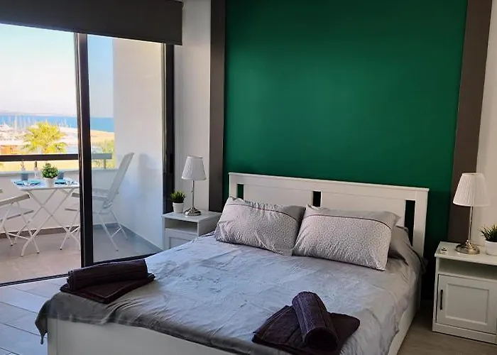 Prime Beachfront On Finikoudes Апартаменти *