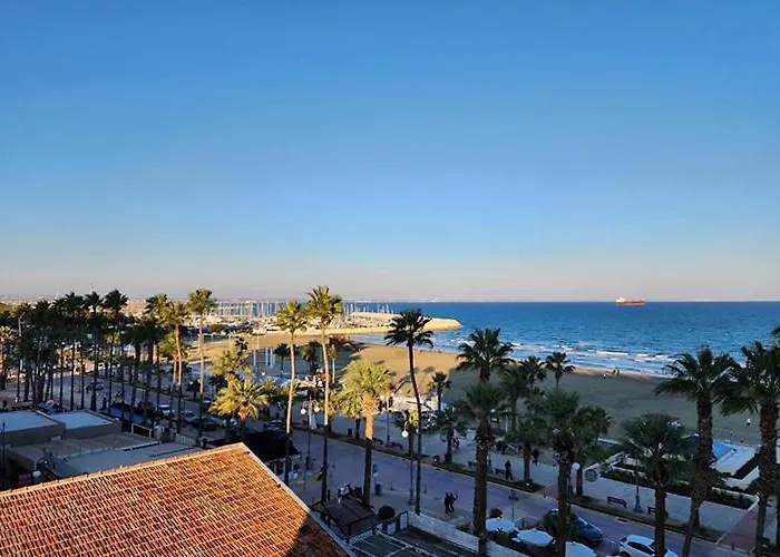 Prime Beachfront On Finikoudes Ларнака