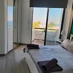 Prime Beachfront On Finikoudes Apartament Larnaca